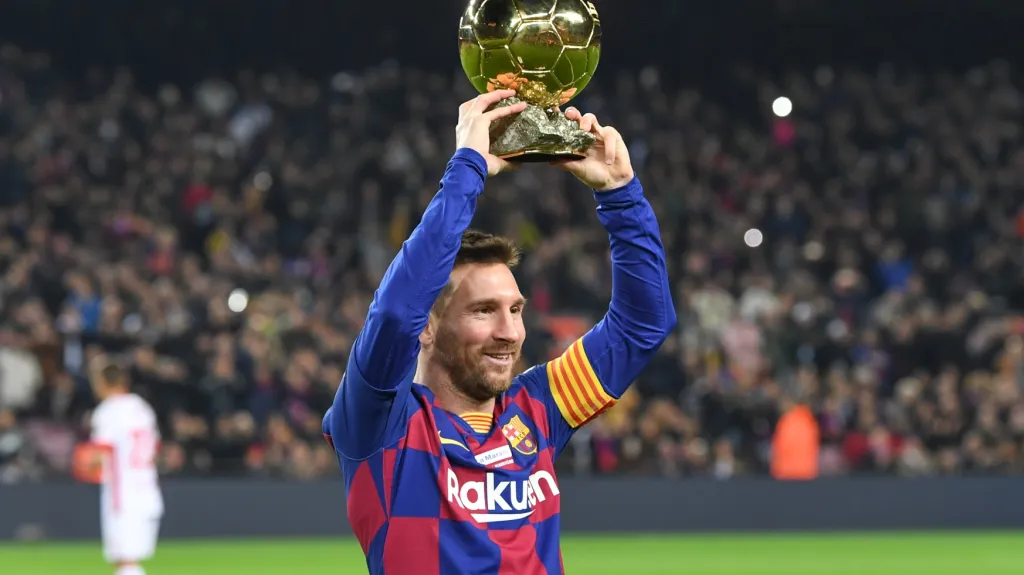 Lionel Messi ukazuje fanouškům Zlatý míč před utkáním s Mallorcou