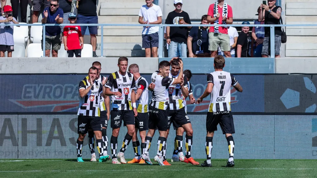 Fotbalisté Hradce Králové se radují z gólu
