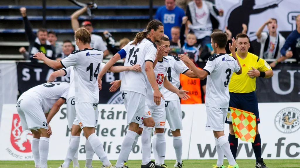 Slavící fotbalisté Hradce Králové