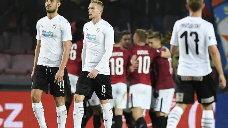 Zklamaní fotbalisté Plzně po inkasované brance od Sparty