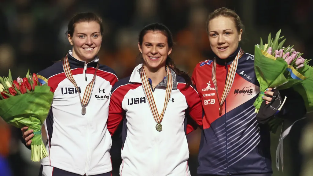 Karolína Erbanová (vpravo) na stupních vítězů