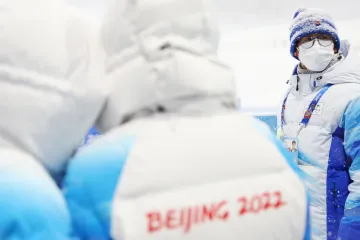 Čínští rozhodčí v olympijském biatlonovém areálu