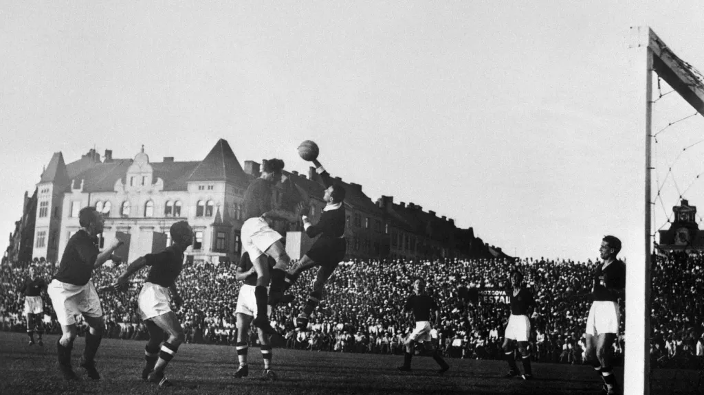 1935: Čtvrtfinále Středoevropského poháru mezi Spartou a Fiorentinou na Letné
