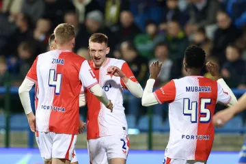 Štěpán Chaloupek se raduje se spoluhráči