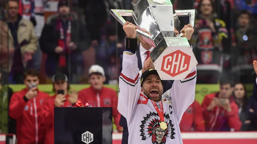 Joel Lundqvist s trofejí pro vítěze Ligy mistrů