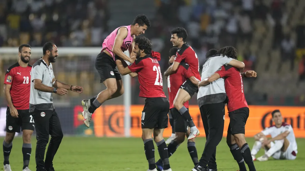 Fotbalisté Egypta se radují z postupu do semifinále mistrovství Afriky.