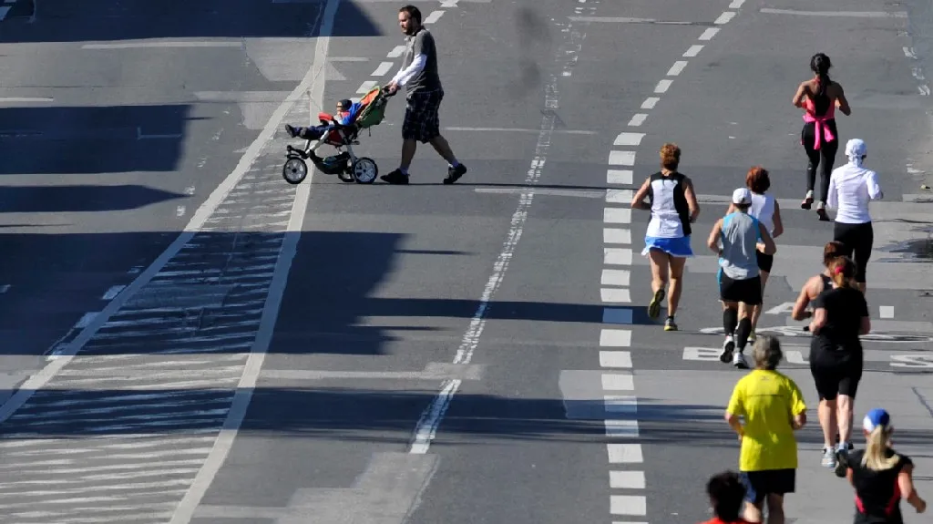 Běžci na trati 116. ročníku běhu Běchovice - Praha
