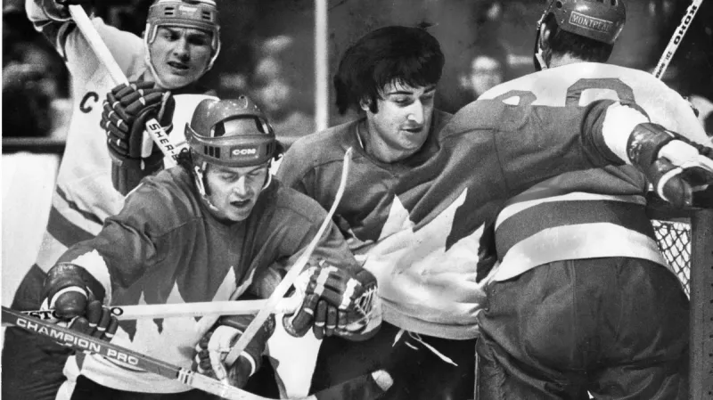 Paul Henderson (vlevo) v Sérii století se SSSR