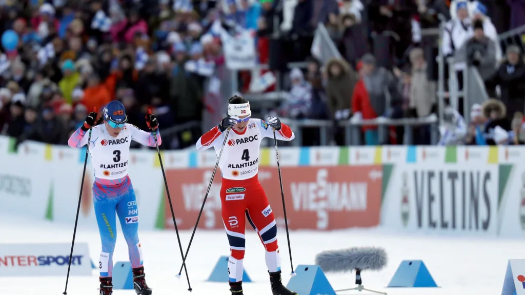 Marit Björgenová z Norska (vpravo) v souboji s Finskou Kristou Pärmäkoskiovou