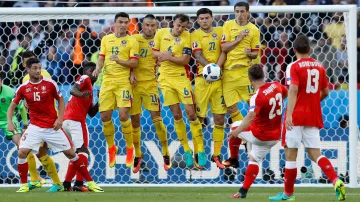 Švýcar Xherdan Shaqiri se snaží prostřelit rumunskou zeď