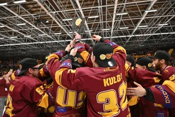 Radost hokejistů Jihlavy – vítězů první ligy