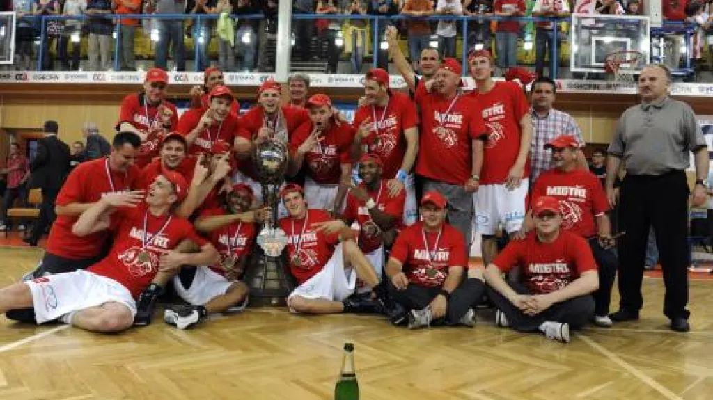 Basketbalisté Nymburku slaví titul