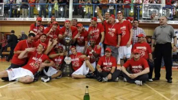 Basketbalisté Nymburku slaví titul