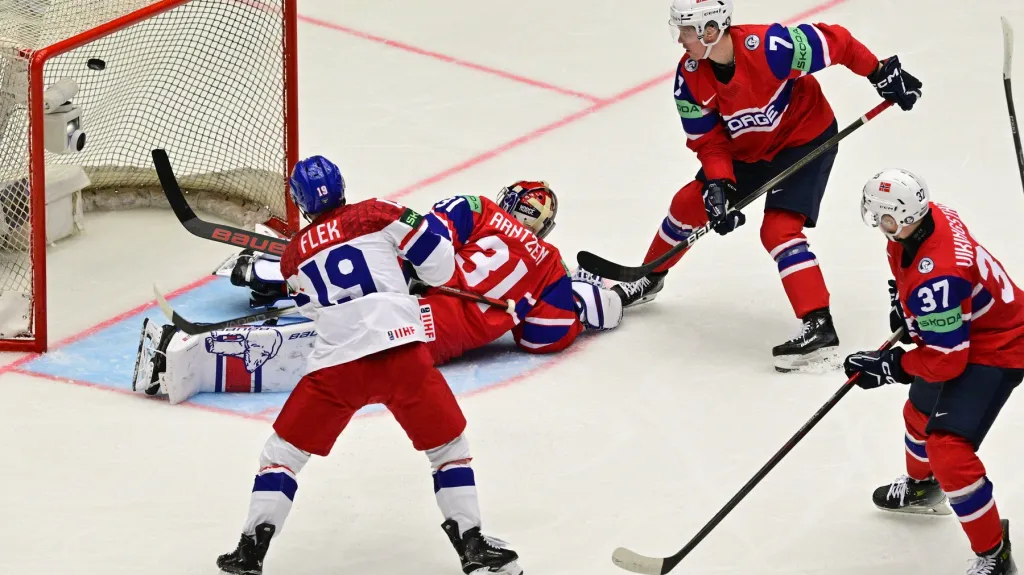 Jakub Flek skóruje proti Norsku