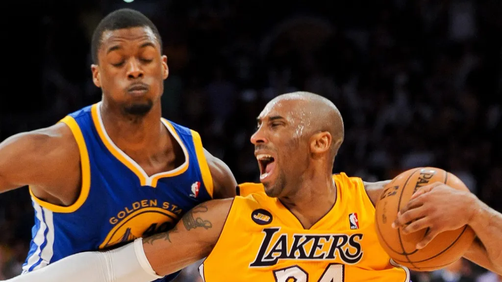 Kobe Bryant (vpravo) v utkání s Golden State