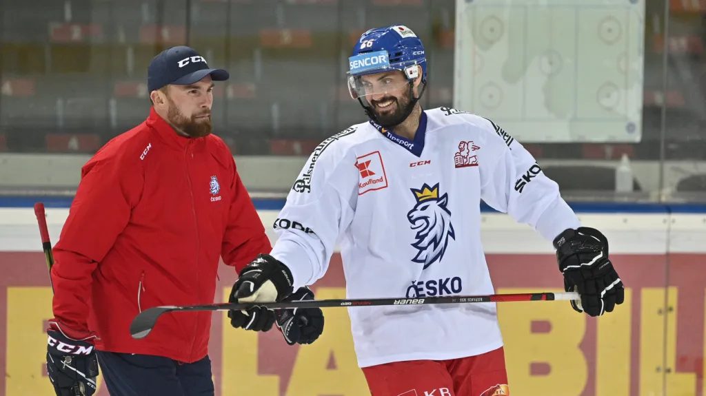 Michal Řepík v konverzaci s reprezentačním trenérem Filipem Pešánem
