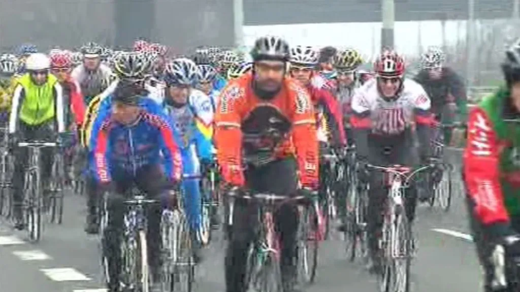 Cyklisté absolvovali novoroční vyjížďku na Cukrák