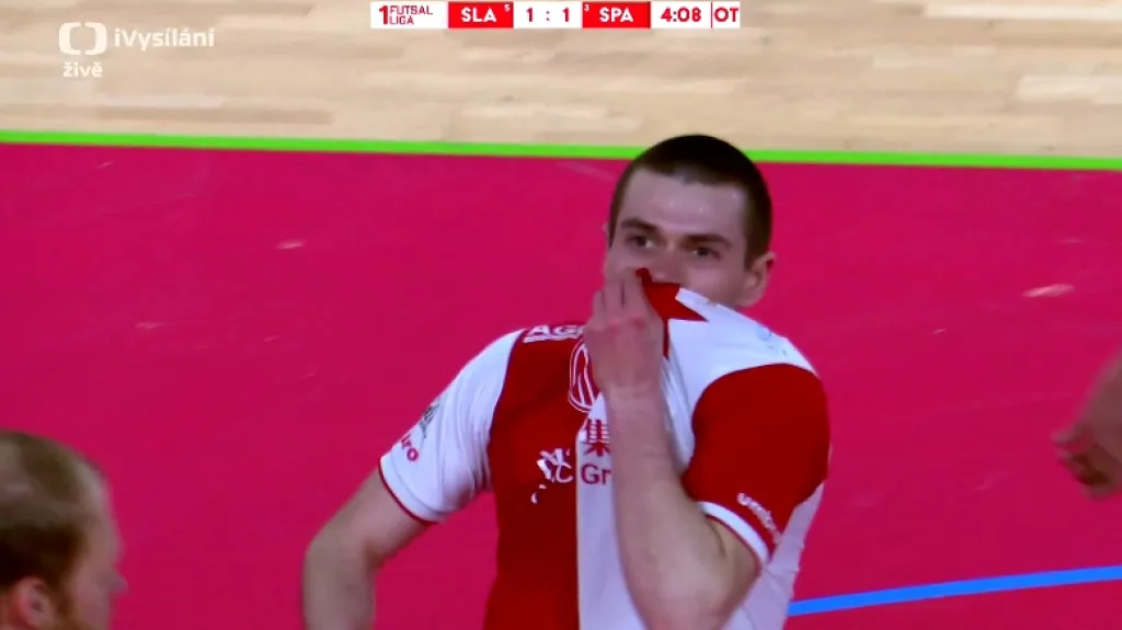 Klíčový moment utkání Slavia - Sparta: Leovskiho gól v prodloužení