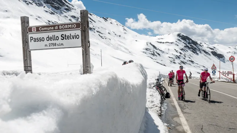 Koloběžkáři při výšlapu na Stelvio