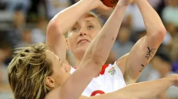 Kateřina Bartoňová střílí na koš