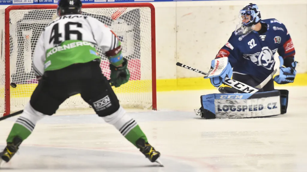 Miroslav Svoboda z Plzně inkasuje gól v utkání s Mladou Boleslaví