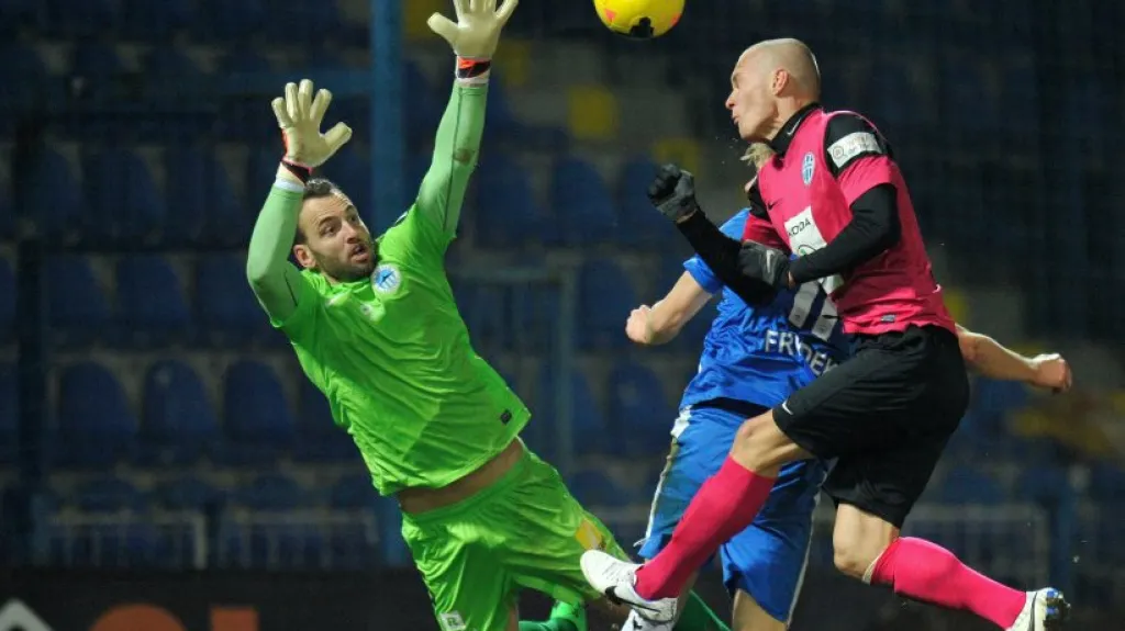 Brankář Přemysl Kovář z Liberce a Martin Nešpor z Boleslavi