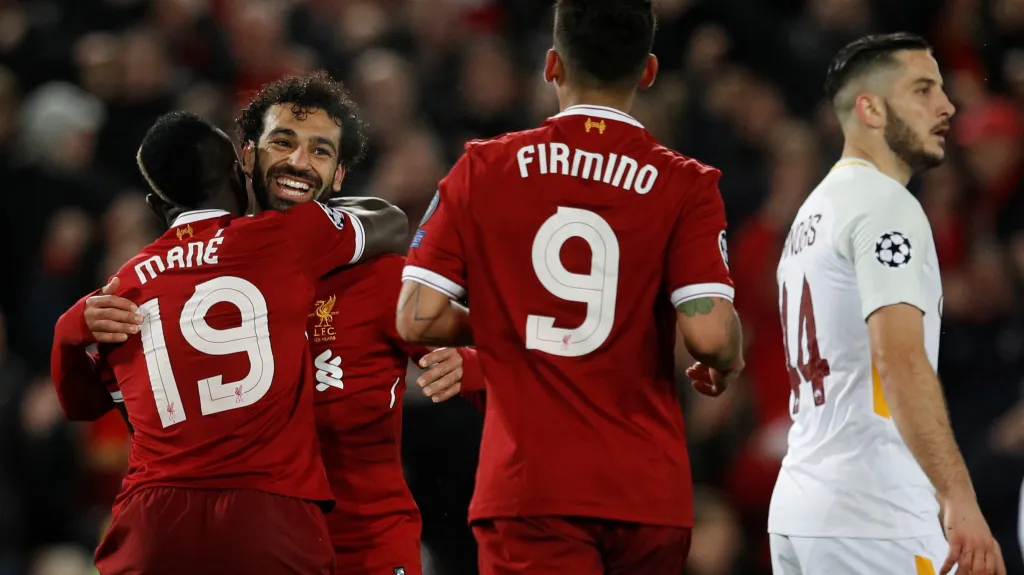 Fotbalisté Liverpoolu se radují z gólu