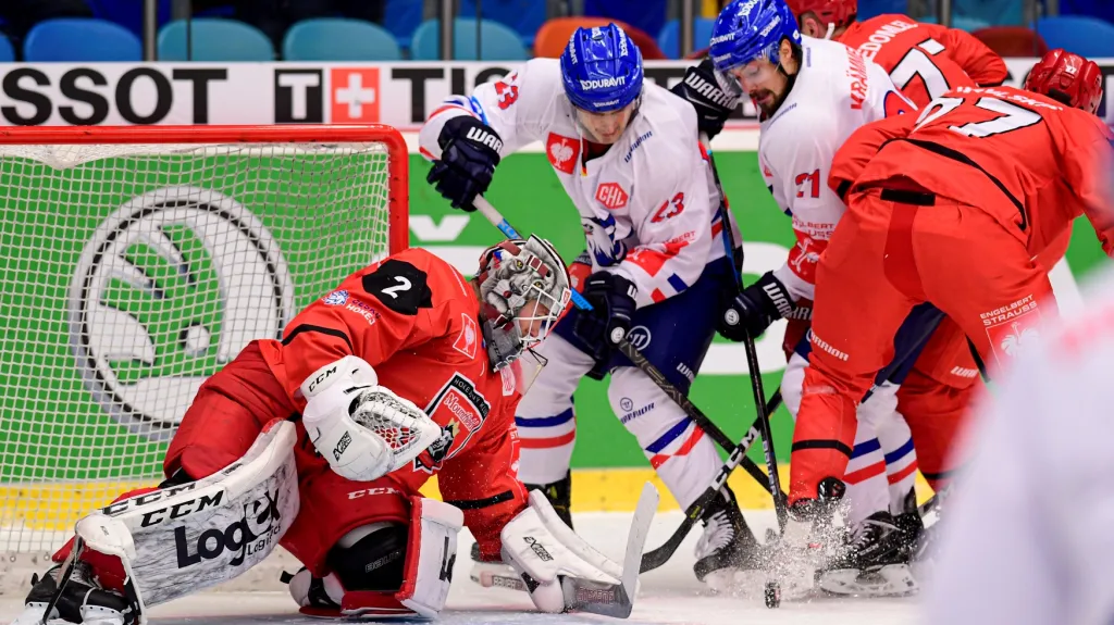 Brankář Marek Mazanec zasahuje v Lize mistrů proti Mannheimu