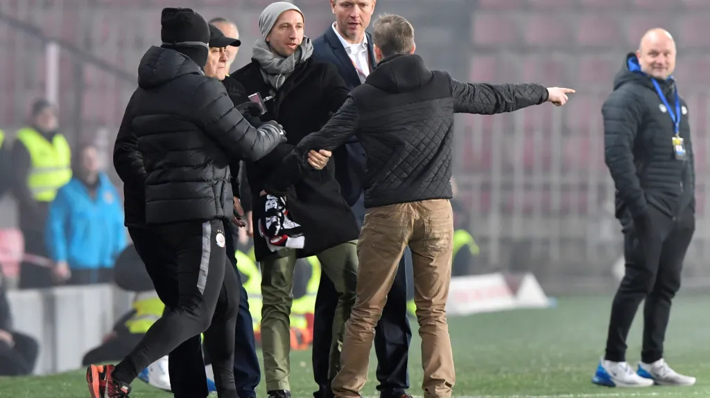 Fanoušek Sparty si přišel situaci vyříkat s Václavem Jílkem až k lavičce