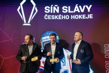 Noví členové Síně slávy českého hokeje – zleva syn bývalého hokejisty Jiřího Dolany Libor, Otakar Janecký a Viktor Ujčík.