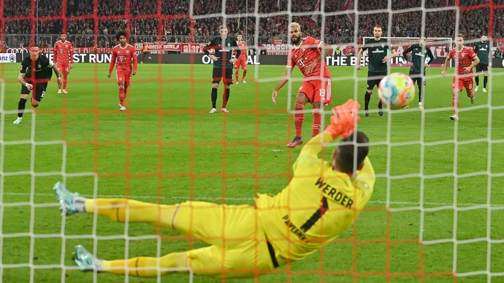 Jiří Pavlenka chytá penaltu