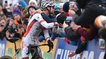Mathieu van der Poel v objetí se svým dědečkem Raymondem Poulidorem