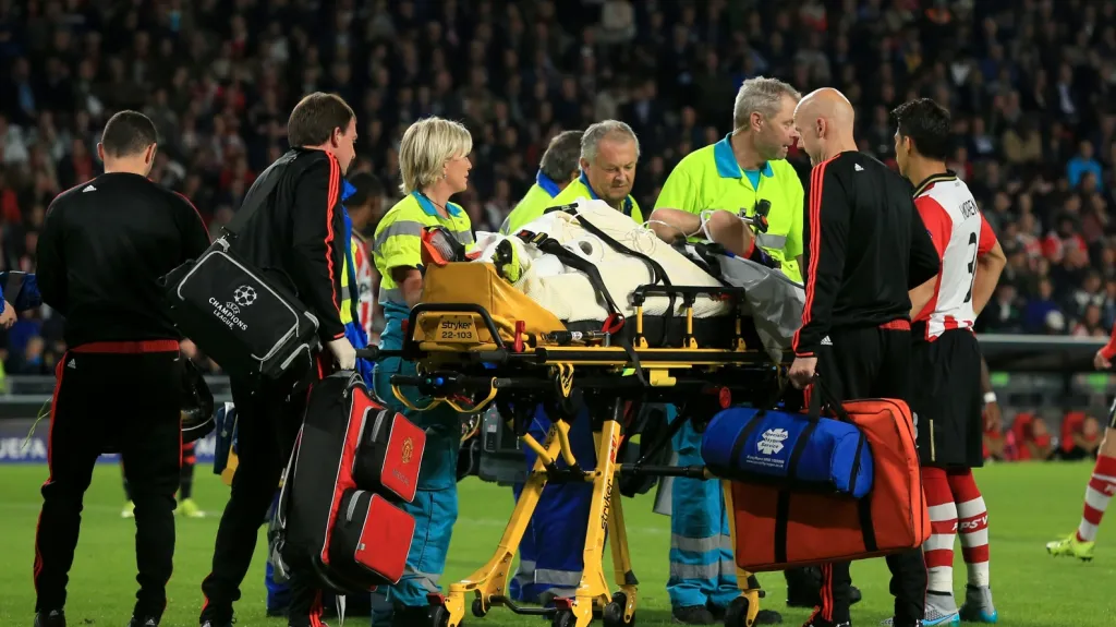 Luke Shaw z Manchesteru United je odvážen na nosítkách s dvojitou zlomeninou nohy