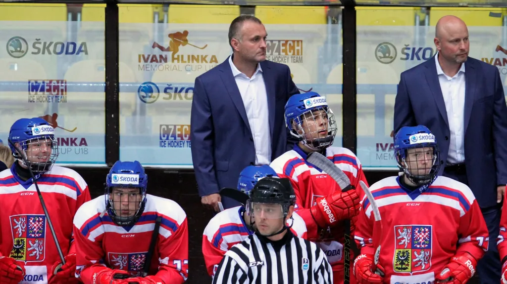 Trenér Robert Reichel (uprostřed) na lavičce české osmnáctky