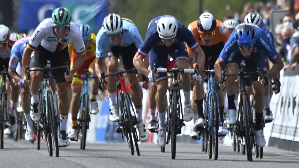 Zleva Pascal Ackermann, Jasper Stuyven, Arnaud Demare, Dutch Mathieu van der Poel a vítězný Giacomo Nizzolo