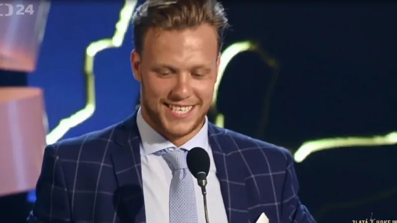 Vítězem Zlaté hokejky se stal David Pastrňák