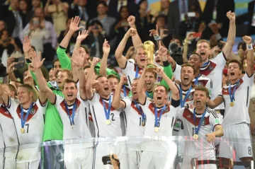 Fotbalisté Německa s trofejí pro mistra světa
