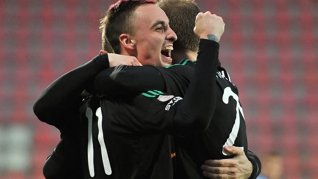 Martin Zeman (vpopředí) slaví se svými spoluhráči z Příbrami vstřelenou branku