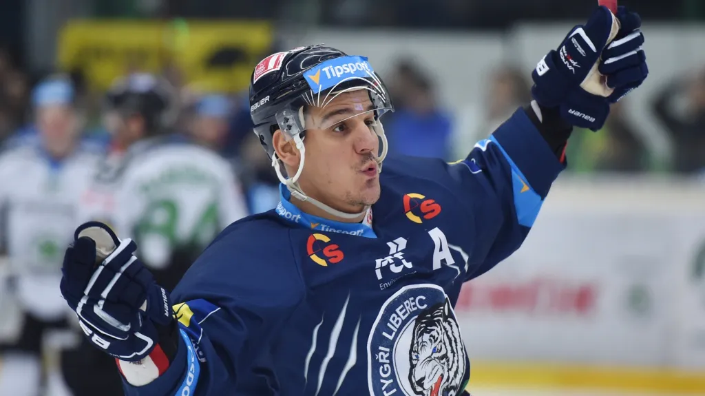 Liberecký Branko Radivojevič slaví gól společně s Lukášem Krenželokem