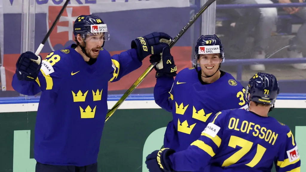 Isac Lundeström (uprostřed) oslavuje se spoluhráči gól v zápase proti Slovensku