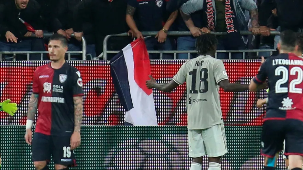 Útočník Juventusu Moise Kean slaví gól před fanoušky Cagliari