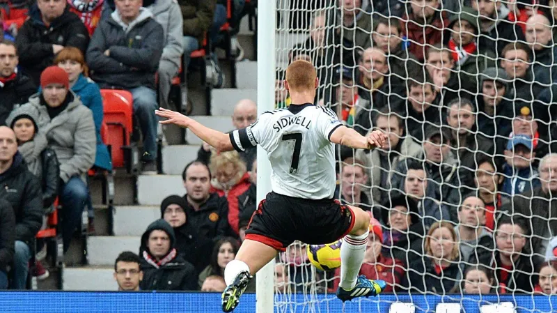 Steve Sidwell otevírá skóre