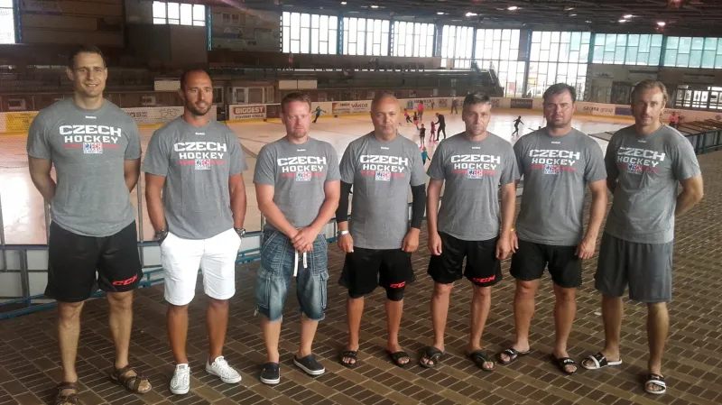 Jiří Fischer (vlevo) s realizačním týmem české hokejové reprezentace