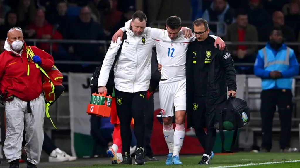 Lukáš Masopust utkání ve Walesu kvůli zranění nedohrál