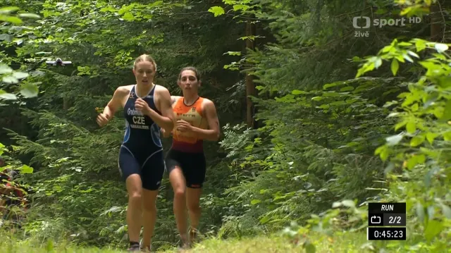 Závěr short tracku v terénním triatlonu a souboj Grabmüller s Mendittovou