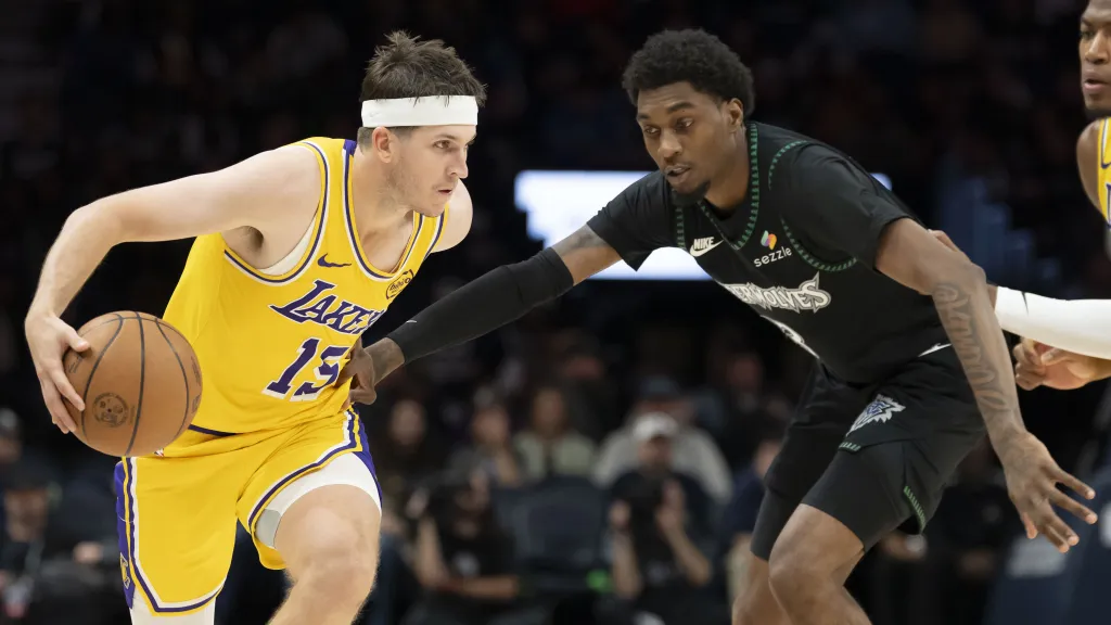 Austin Reaves a Jaden McDaniels v utkání  Los Angeles Lakers – Minnesota Timberwolves