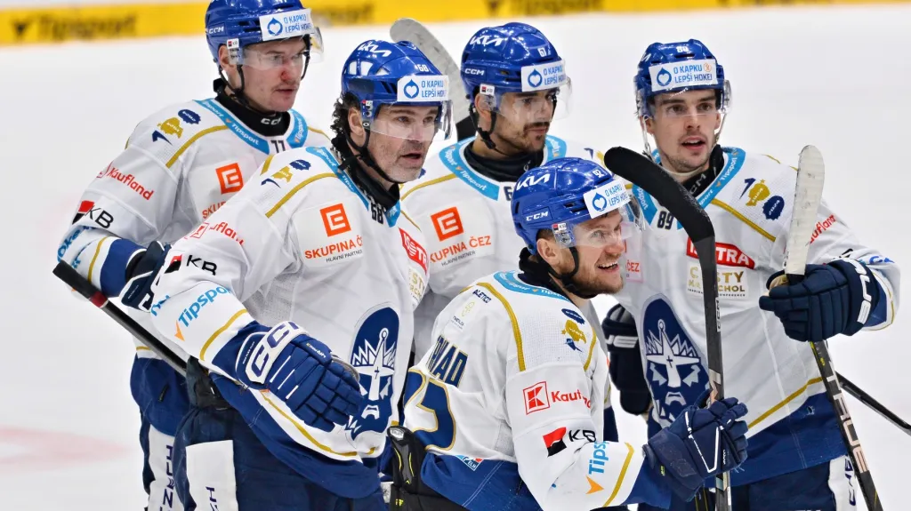 Jaromír Jágr oslavuje gól se spoluhráči