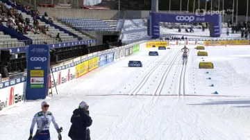 Dojezd Fridy Karlssonové a Jessie Digginsové v závodě na 10 km klasicky v Lahti