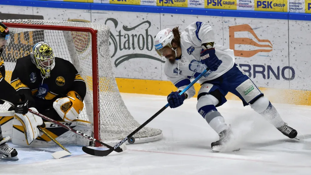 Brněnský útočník Peter Mueller ohrožuje branku Litvínova ve speciálním dresu při akci Legenda legendám