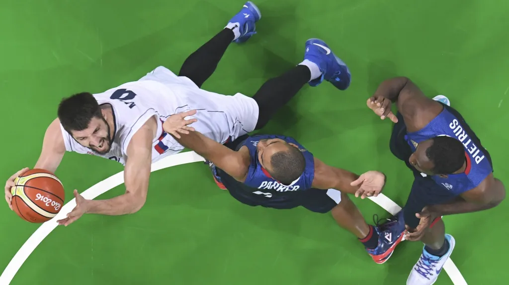 Stefan Markovic při útoku proti francouzské obraně